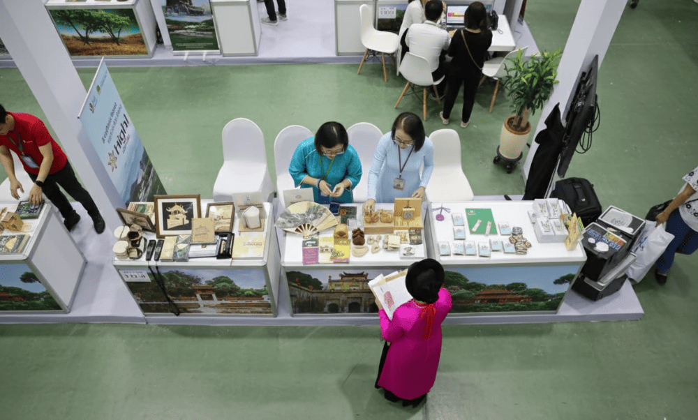 Triển l&atilde;m với nhiều sản phẩm thủ c&ocirc;ng mỹ nghệ mang đậm dấu ấn Ho&agrave;ng th&agrave;nh Thăng Long (Nguồn: Internet)